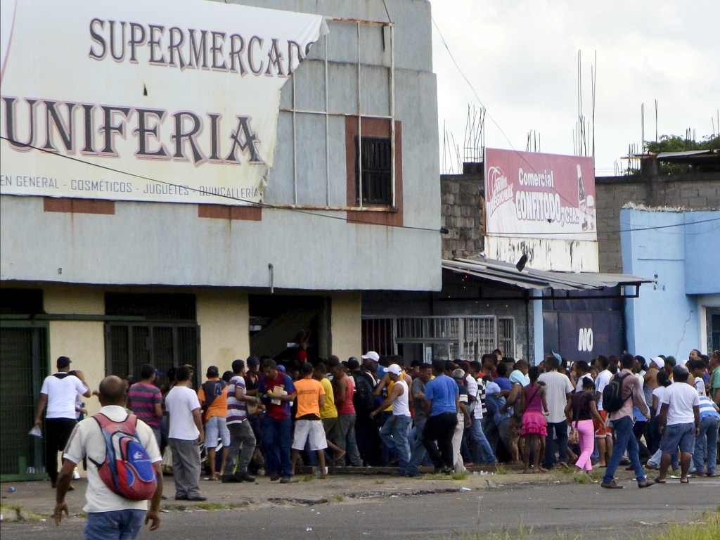 Filas enormes em supermercado na cidade de San Felix, na Venezuela