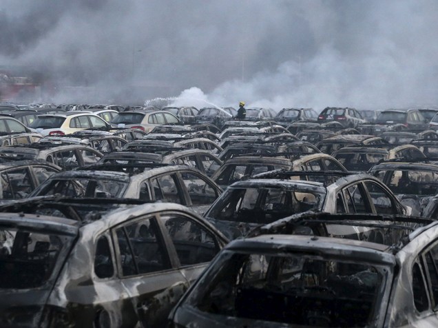 Carcaças de carros destruídos após explosão que deixou dezenas de mortos na cidade portuária de Tianjin, na China - 13/08/2015
