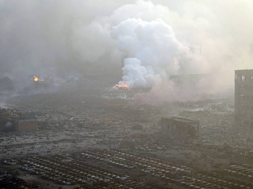 Carcaças de carros destruídos após explosão que deixou dezenas de mortos na cidade portuária de Tianjin, na China - 13/08/2015