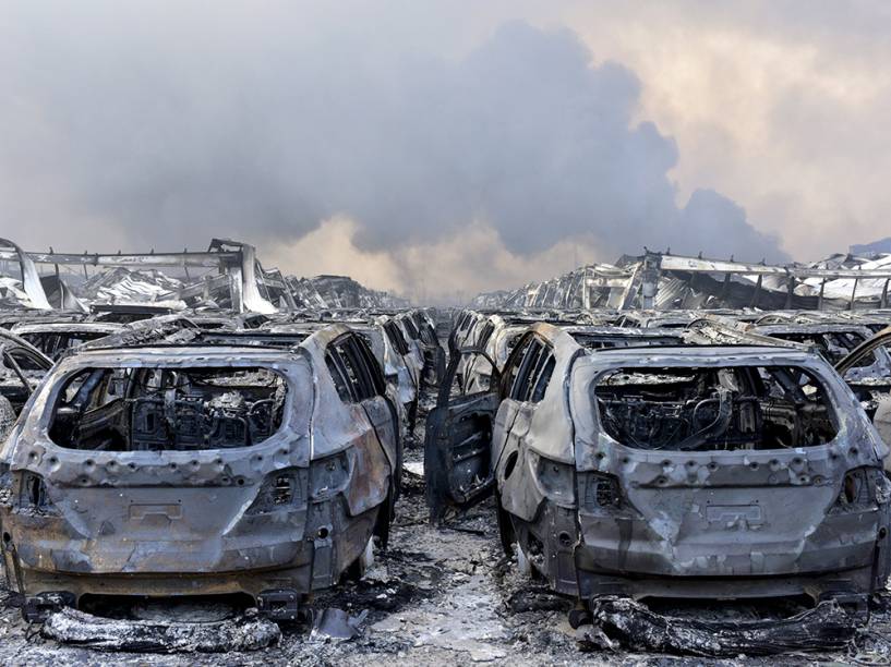 Carcaças de carros destruídos após explosão que deixou dezenas de mortos na cidade portuária de Tianjin, na China - 13/08/2015