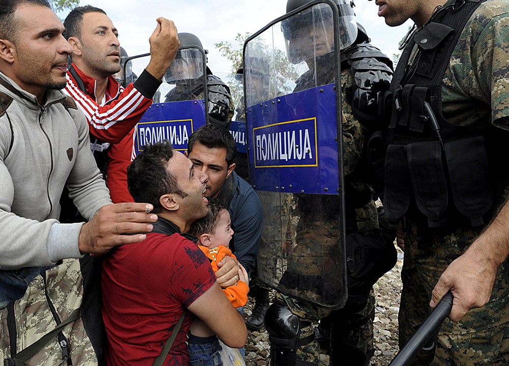Policiais impedem refugiados de atravessar fronteira entre Macêdonia e Grécia