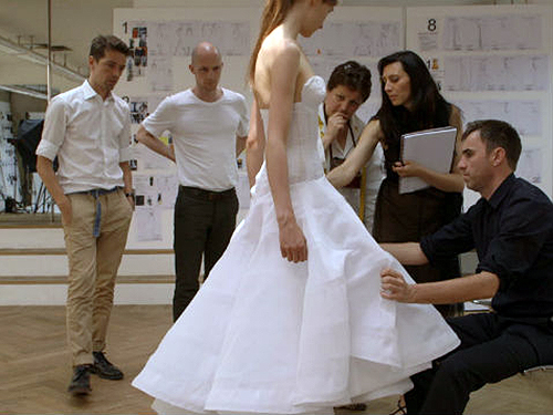 Raf Simons ajusta vestido em cena de Dior e Eu