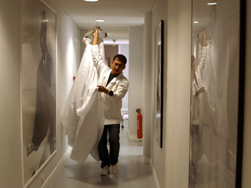 Costureiro leva vestido para prova no documentário Dior e Eu