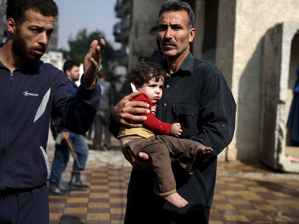 Criança é socorrida após ataque com míssil na Síria