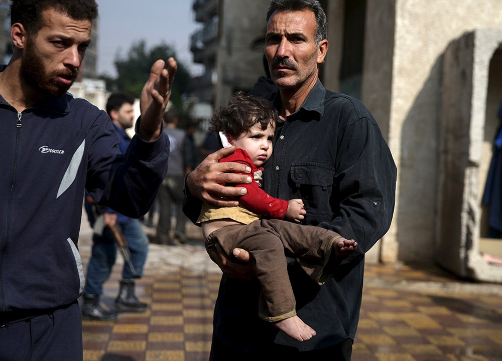 Criança é socorrida após ataque com míssil na Síria