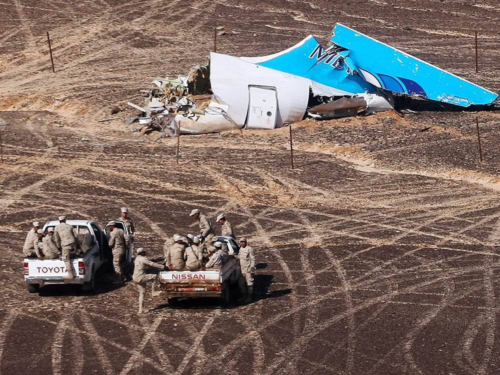 Destroço do avião que caiu neste sábado (31) é visto em Hassana, no Sinai egípcio