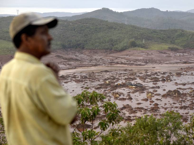 O rompimento de uma barragem de rejeitos da mineradora Samarco que causou uma enxurrada de lama e inundou várias casas no distrito de Bento Rodrigues, em Mariana (MG), na tarde desta quinta-feira (5), são alojadas no Ginásio Arena, no bairro Jardim dos Inconfidentes