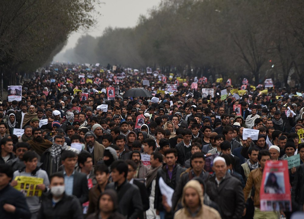 Centenas de pessoas durante protesto no Afeganistão