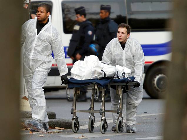 Corpos são retirados dos locais dos atentados em Paris