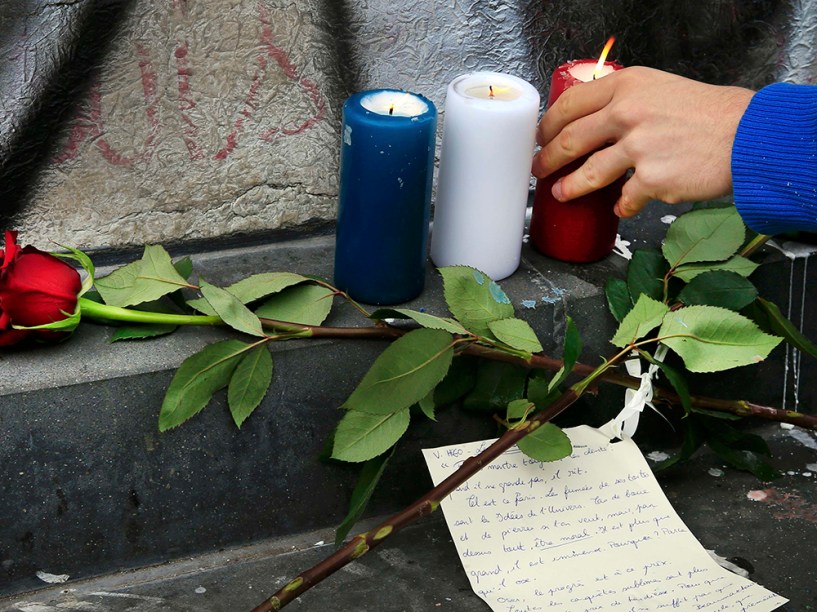 Em Paris, velas são acessas nos locais dos atentados ocorridos na noite de sexta