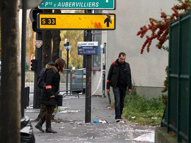 Policiais vistoriam local do atentado em Paris
