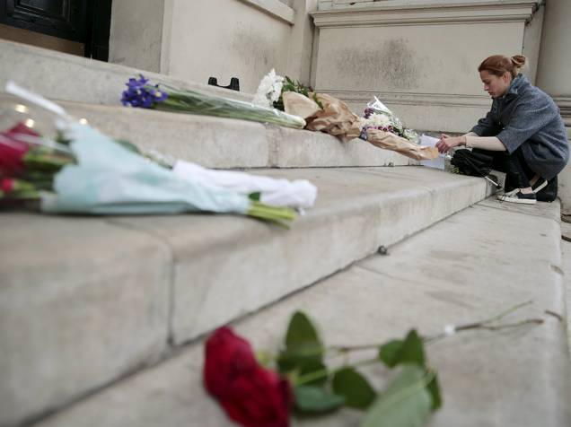 Homenagens em frente a embaixada francesa em Londres