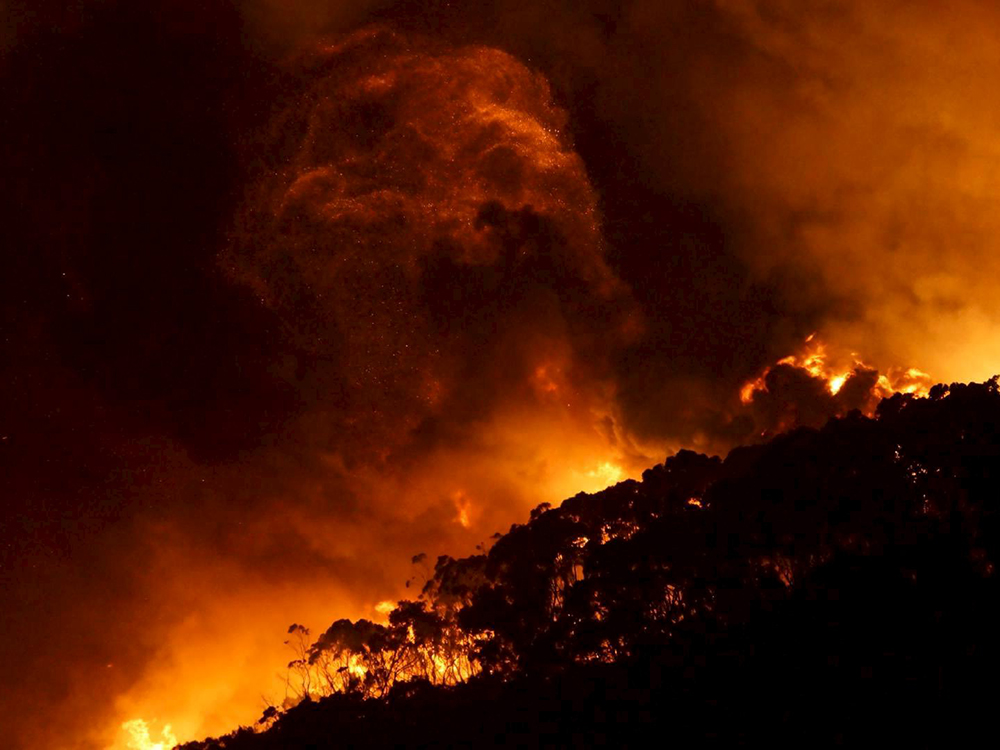 Mais de 100 casas foram consumidas pelo fogo em uma das principais regiões turísticas da Austrália, em meio a incêndios florestais durante o dia de Natal