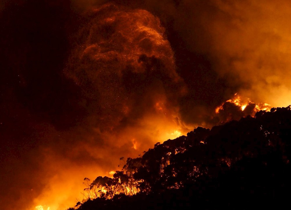 Mais de 100 casas foram consumidas pelo fogo em uma das principais regiões turísticas da Austrália, em meio a incêndios florestais durante o dia de Natal