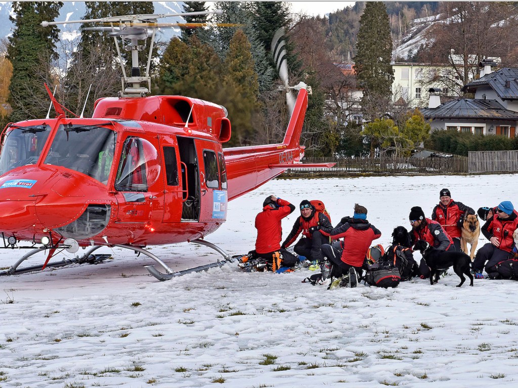 Helicóptero resgata vítimas da avalanche em Tirol, na Aústria