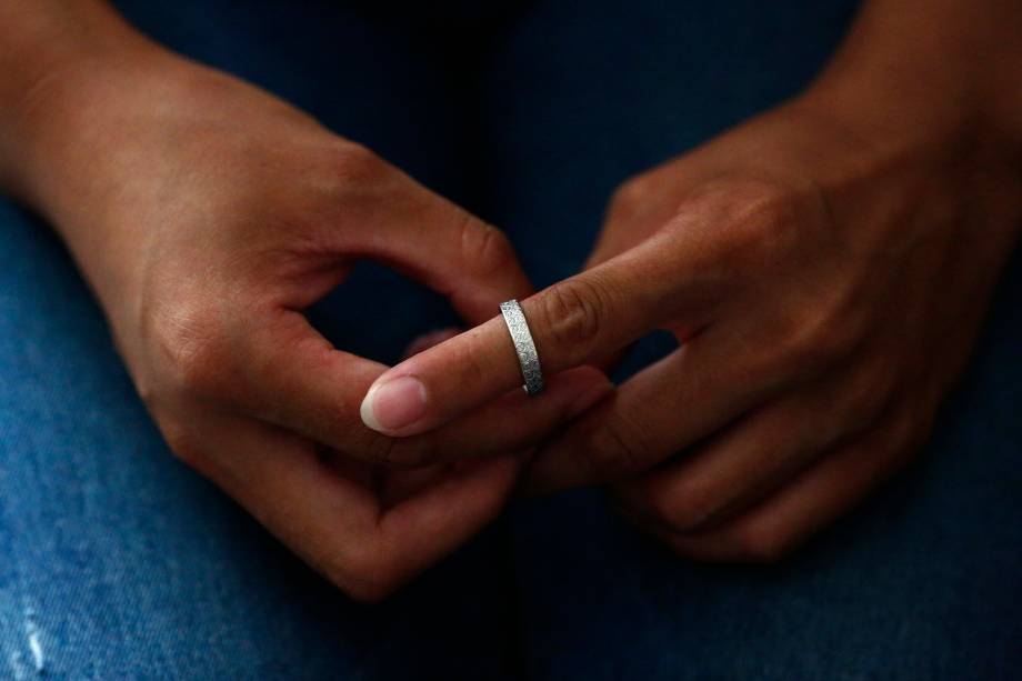 Liu, cujo marido, Li Zhijin, estava a bordo do voo MH370 da Malaysia Airlines, mostra o anel de noivado em seu dedo
