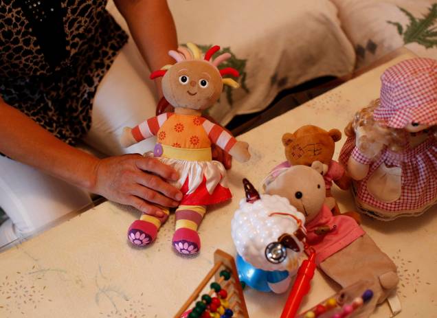 Hu, que perdeu toda a família no acidente do voo MH370 da Malaysia Airlines, mostra bonecas de sua neta
