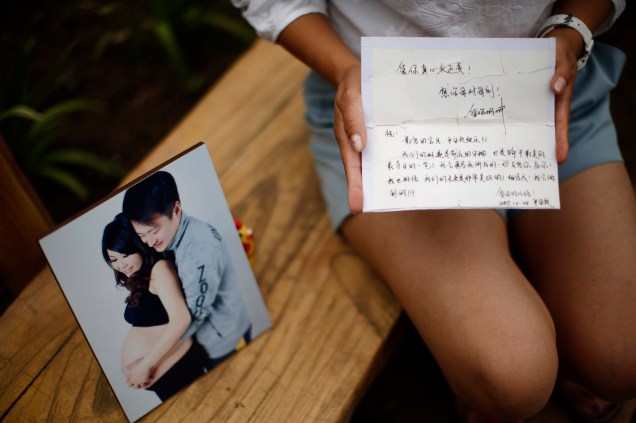 Cheng Liping, cujo marido Ju estava no vôo MH370 da Malaysia Airlines, mostra uma fotografia onde eles estão juntos e uma carta escrita por ele