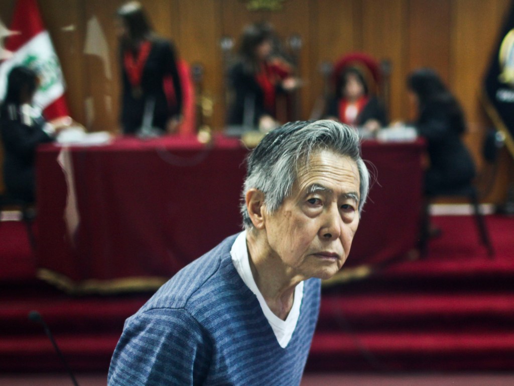 O ex-presidente do Peru, Alberto Fujimori, participa de uma audiência no tribunal de Lima, em 2013