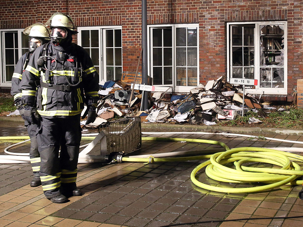 Bombeiros no local de um incêndio criminoso na sede do jornal alemão 'Hamburger Morgenpost', em Hamburgo, na Alemanha. De acordo com a polícia, pedras e um dispositivo incendiário foram jogados através de uma janela do edifício.