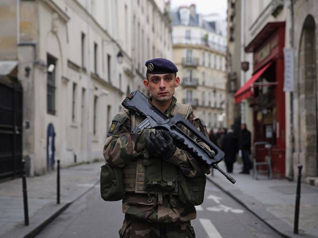 Soldados das forças nacionais francesas reforçam a segurança na cidade de paris, após os atentados terroristas que assolaram o país da semana passada
