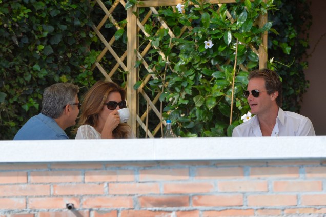 George Clooney conversa com topmodel Cindy Crawford e seu marido Rande Gerber, durante um café da manhã antes da cerimônia de casamento do ator, em um hotel de Veneza, na Itália