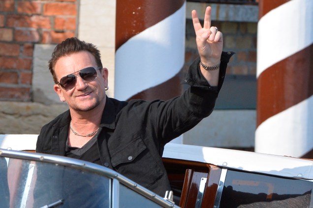 O cantor irlandês e vocalista do U2, Bono Vox, chega em Veneza, na Itália, para o casamento do ator americano George Clooney com a britânica Amal Alamuddin