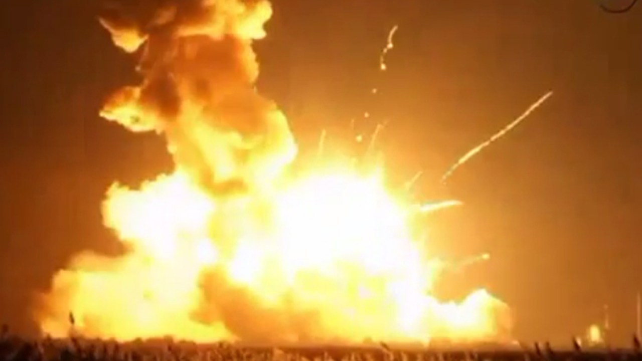 Foguete Antares explode segundos depois de decolar de uma plataforma de lançamento comercial, em Wallops Island, no Estado da Virginia