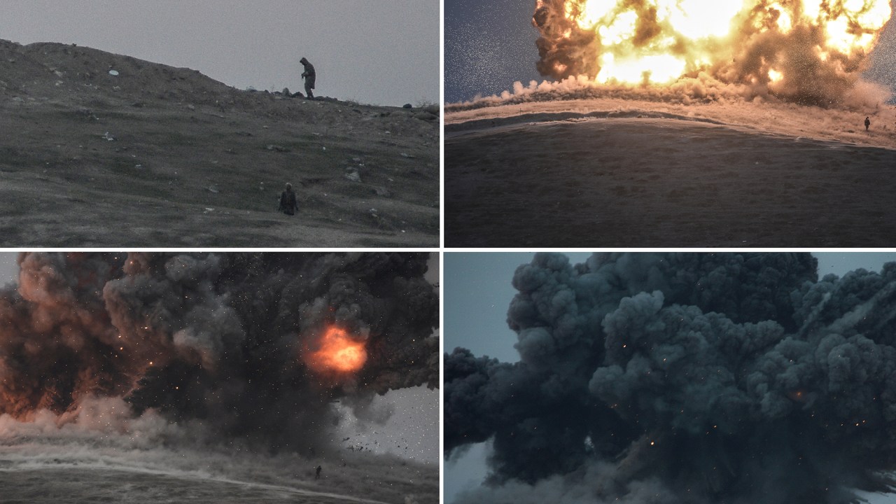 Militantes do Estado Islâmico (SI) são vistos imediatamente antes e depois de uma explosão de um ataque aéreo na colina de Tilsehir, perto da fronteira Turquia-Síria