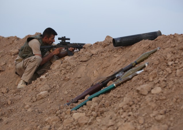 Soldado das forças curdas Peshmerga durante conflito com jihadistas, no Iraque