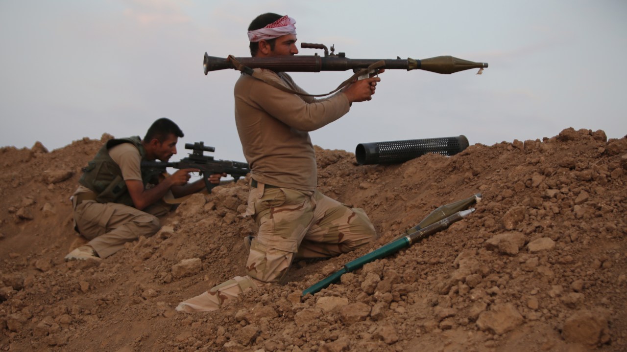 Soldado das forças curdas Peshmerga se prepara para lançar um foguete contra jihadistas, no Iraque