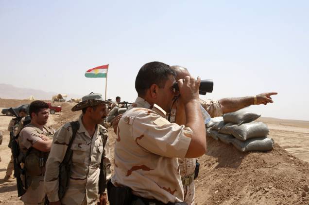 Combatentes curdos montam guarda próximo à cidade de Gwer no Iraque, após retirada de jihadista do Estado Islâmico