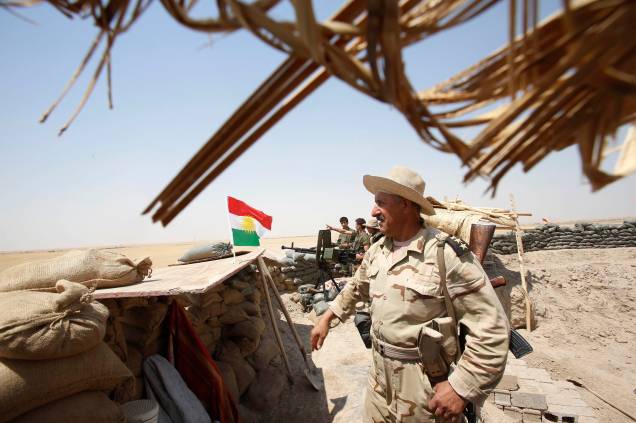 Comandante das forças curdas Peshmerga, monta guarda próximo à cidade de Gwer no Iraque após a retirada de jihadistas do Estado Islâmico
