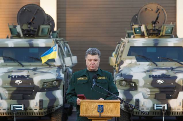 O presidente da Ucrânia, Petro Poroshenko, durante visita à base militar da região fronteiriça de Kiev, em 7/10/2014