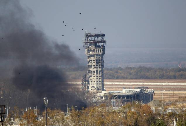 Pássaros voam perto da torre de controle de tráfego do Aeroporto Internacional de Sergey Prokofiev, danificada por bombardeios durante combates entre separatistas pró-Rússia e forças do governo ucraniano na semana passada, em Donetsk, na Ucrânia oriental - 9/10/2014
