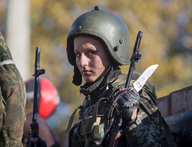 Rebelde pró-Rússia se prepara para tomar posição perto do Aeroporto Internacional de Sergey Prokofiev, durante os combates com as forças do governo ucraniano, na cidade de Donetsk, na Ucrânia oriental - 4/10/2014. Apesar do cessar-fogo decretado na região, ambos os lados combatentes creem um longo conflito