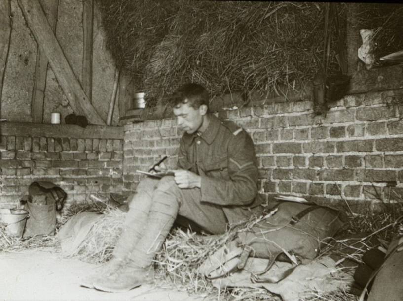 George Hackney, que fez as fotos sobre o cotidiano das tropas, aparece em uma imagem de outubro de 1915 em um celeiro de Poulainville, região  norte da França