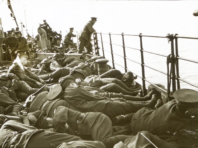 Homens dormem no convés de um navio enquanto outros avistam o mar à procura de submarinos alemães, no Canal Inglês de Southampton para Boulogne, em outubro 1915