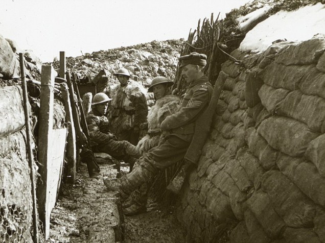 Batedores e atiradores são vistos nas trincheiras de batalha da França durante o inverno de 1915-1916 <br><br>