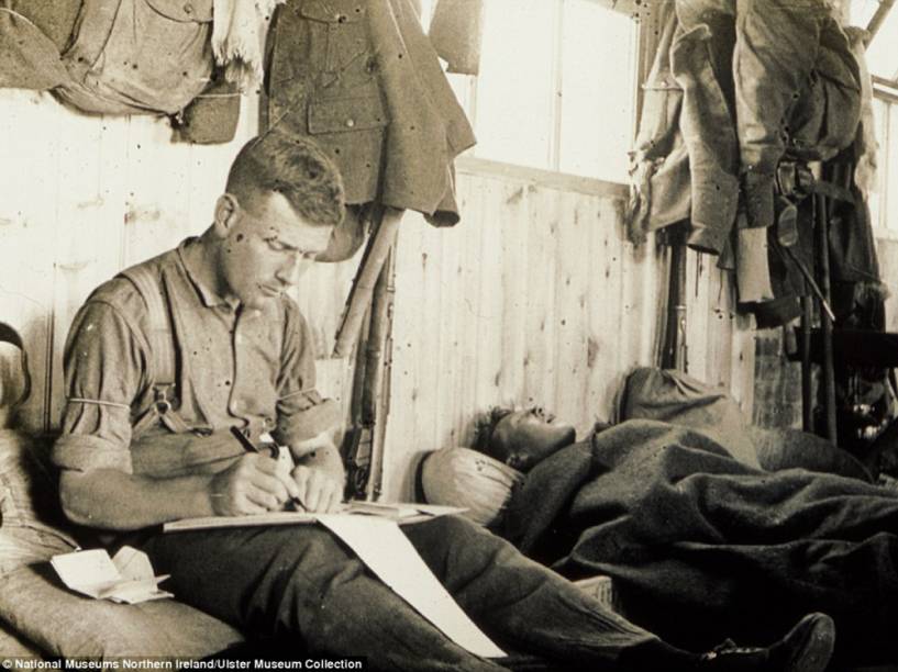 A fotografia tirada no campo de recrutamento de Randalstown, região norte da Irlanda, em 1915,  mostra o soldado John Ewing escrevendo cartas