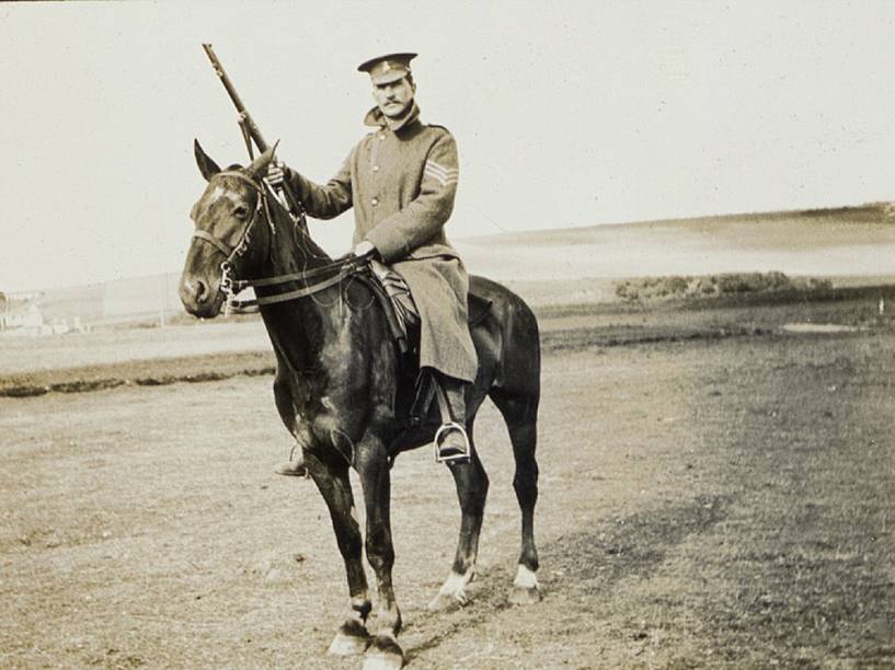 O sargento James Scott é visto em seu cavalo, em East Sussex no ano de 1915. Ele foi morto na batalha de Messines, em Flandres Ocidental, dois anos depois