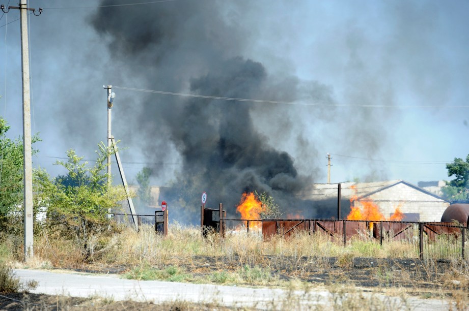 Na imagem, uma coluna de fumaça preta sobre o fogo é vista na pequena cidade de Novoazovsk, na região de Donetsk, ao sul da Ucrânia, em 27/08/2014. O país solicitou ajuda da OTAN depois de relatar que um grande comboio de tanques e armamentos russos estava se movendo ao sudeste das fronteiras ucranianas