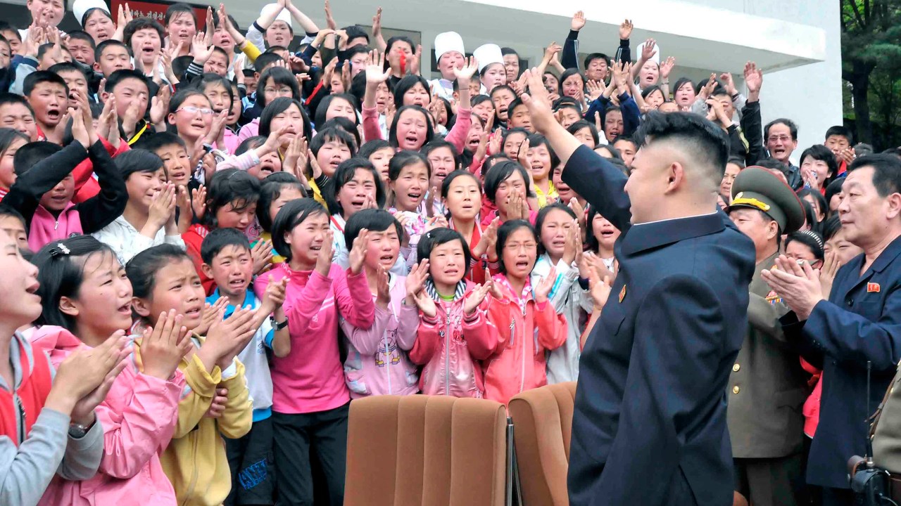 O ditador norte-coreano Kim Jong-un provoca comoção durante visita a um acampamento para crianças em Mt. Myohyang, norte da província de Phyongan - 20/05/2013