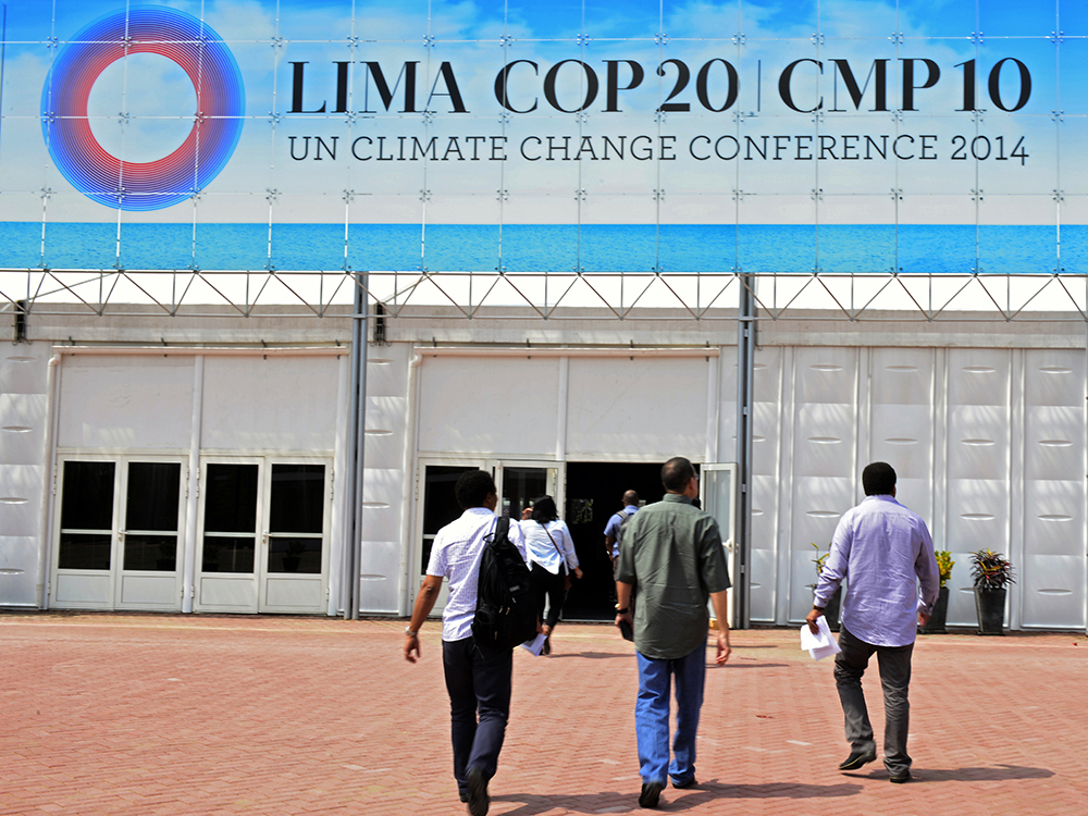 Participantes chegam para a COP 20, conferência do clima realizada pela ONU, na cidade de Lima, no Peru
