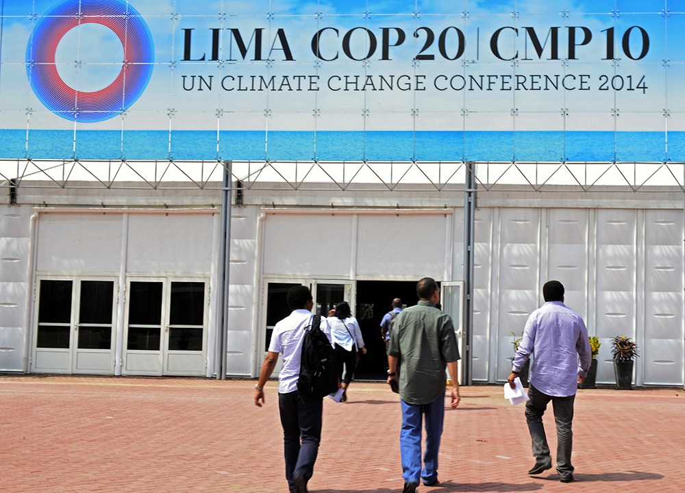 Participantes chegam para a COP 20, conferência do clima realizada pela ONU, na cidade de Lima, no Peru