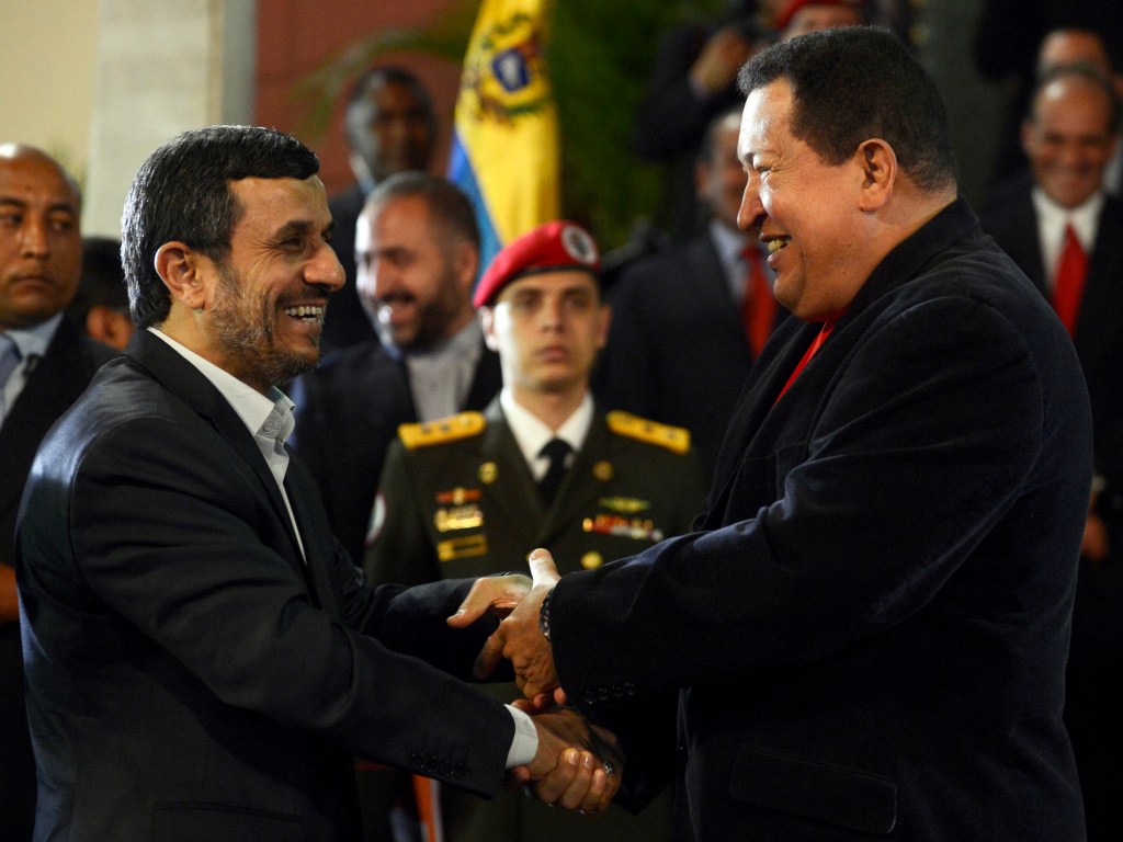 O presidente iraniano Mahmoud Ahmadinejad cumprimenta o presidente venezuelano Hugo Chávez durante encontro no Palácio Miraflores, em Caracas - 22/06/2012