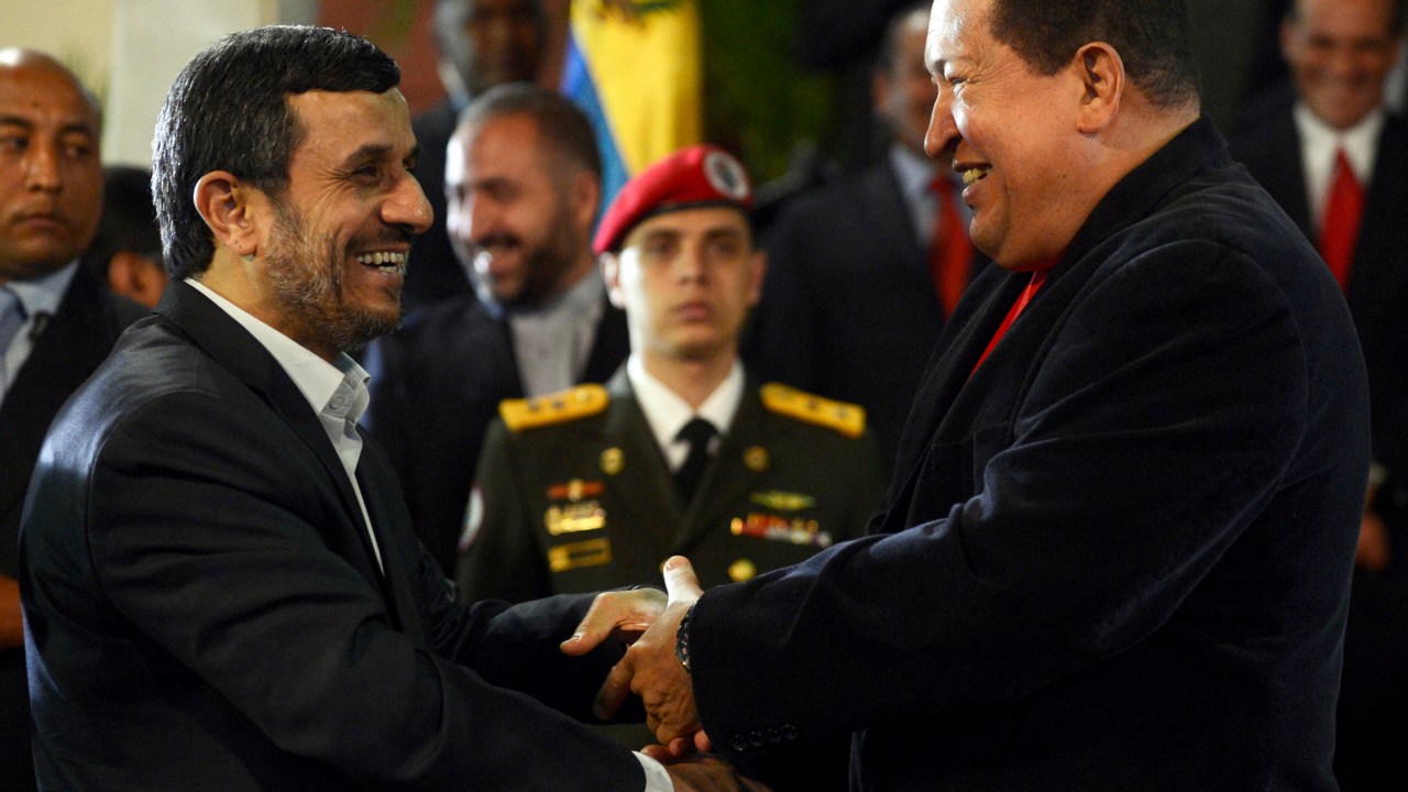 O presidente iraniano Mahmoud Ahmadinejad cumprimenta o presidente venezuelano Hugo Chávez durante encontro no Palácio Miraflores, em Caracas - 22/06/2012
