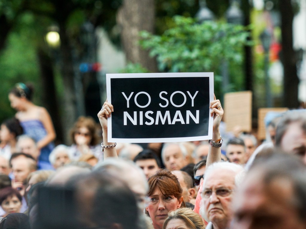 Manifestante segura um cartaz com a frase "Eu sou Nisman" durante ato da comunidade judaica pela morte do procurador argentino na Plaza San Martín de Córdoba, Argentina - 21/01/2015