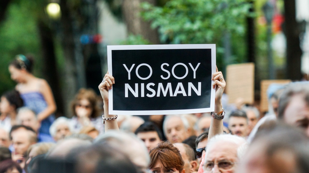 Manifestante segura um cartaz com a frase "Eu sou Nisman" durante ato da comunidade judaica pela morte do procurador argentino na Plaza San Martín de Córdoba, Argentina - 21/01/2015