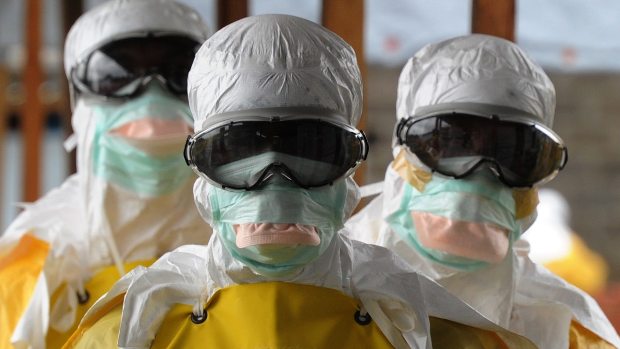 Profissionais de saúde do Médicos Sem Fronteiras vestindo roupas de proteção são vistos após deixarem uma área de alto risco de contaminação do vírus Ebola, no hospital Elwa, em Monróvia, na Libéria
